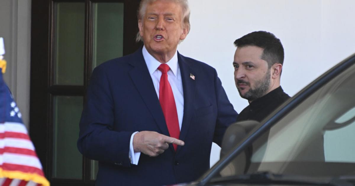 Donald Trump recibe a Volodimir Zelenski en la Casa Blanca, instantes antes de su enfrentamiento