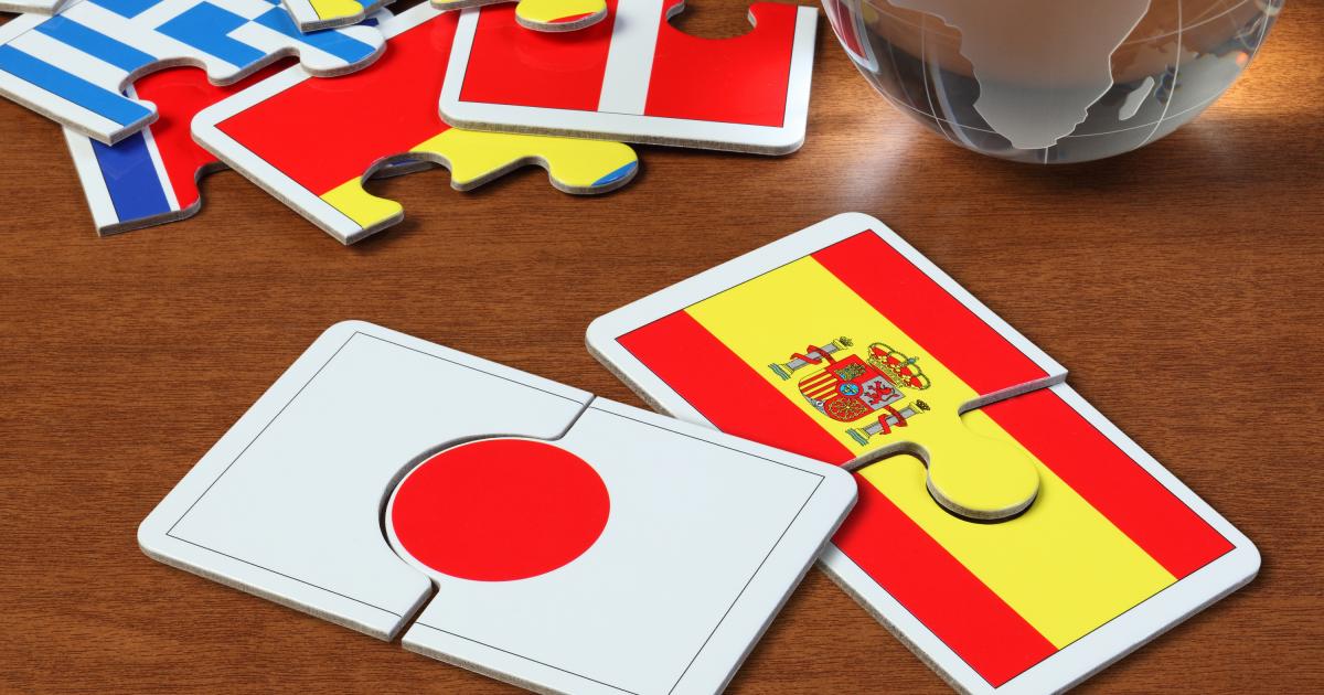 Puzzle con las banderas de Japón y España en el centro de la mesa.