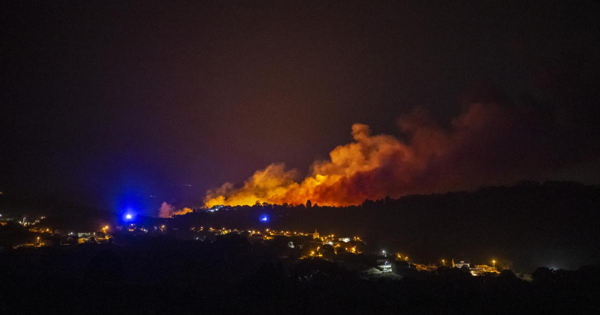 El municipio gallego de Vilardevós, con el fuego forestal declarado este sábado