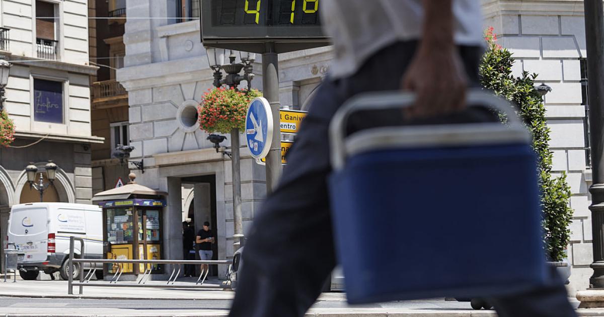 Un termómetro marca 41 grados en la ciudad de Granada.