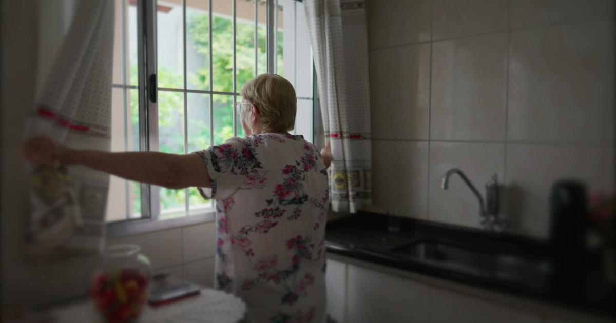 Imagen de recurso de una mujer en su casa.