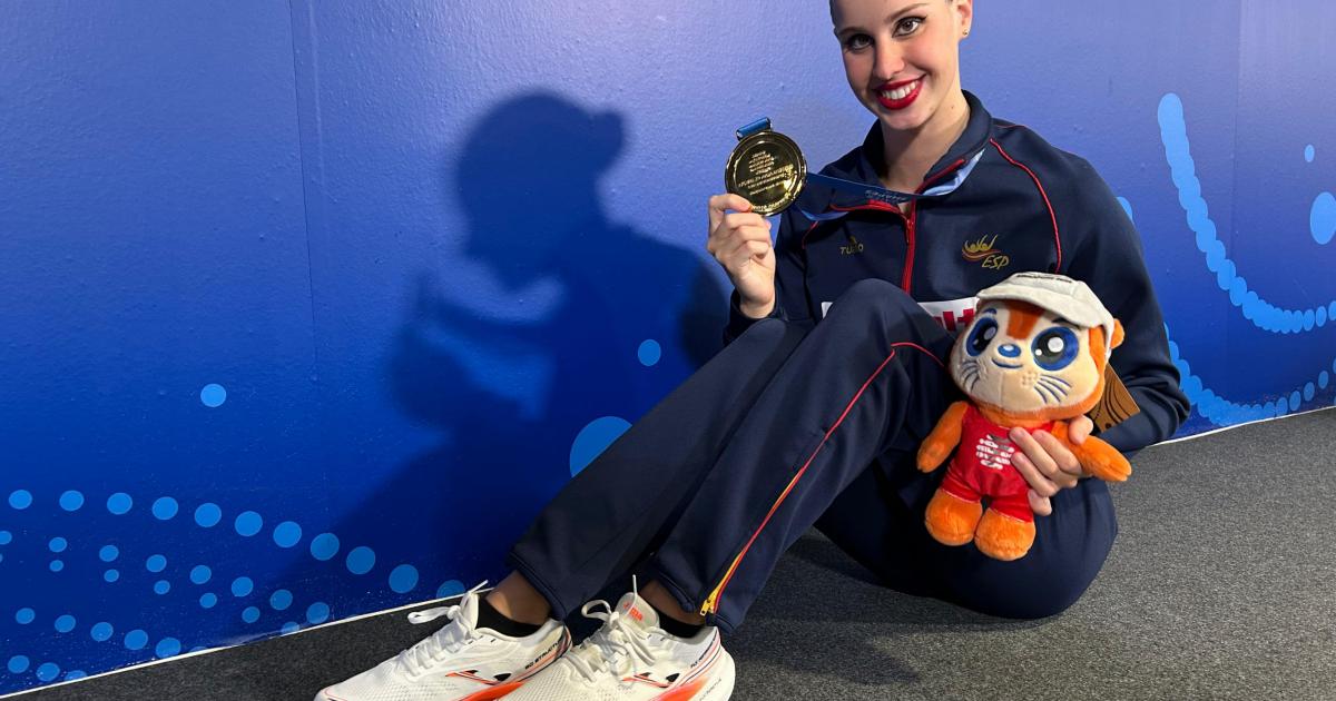 Iris Tió posa con una de sus seis medallas logradas en el Mundial de Singapur