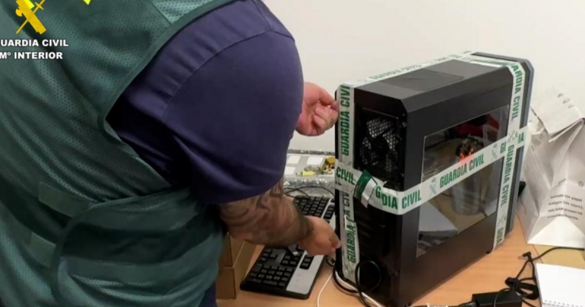Momento de la intervención de la Guardia Civil, en uno de los registros practicados durante la detención de dos jóvenes en Logroño por difusión de imágenes íntimas de mujeres.