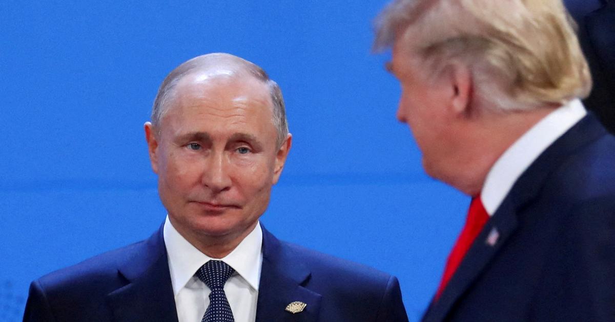 El presidente de Rusia, Vladimir Putin, cruza la miradacon el de Estados Unidos, Donald Trump, en el encuentro del G20 de 2018, en Buenos Aires.