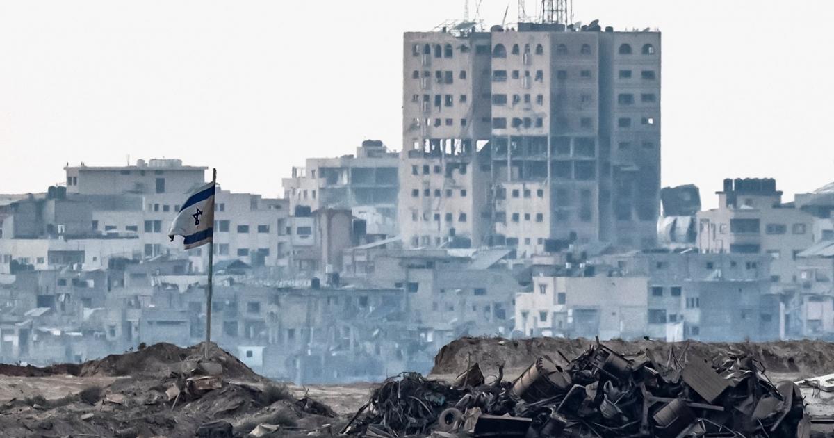Una bandera israelí ondea en las afueras de la Ciudad de Gaza
