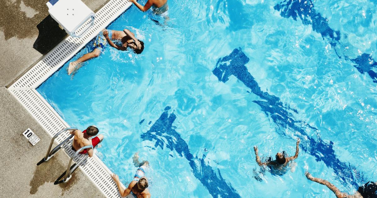 Imagen de archivo de jóvenes disfrutando en una piscina.