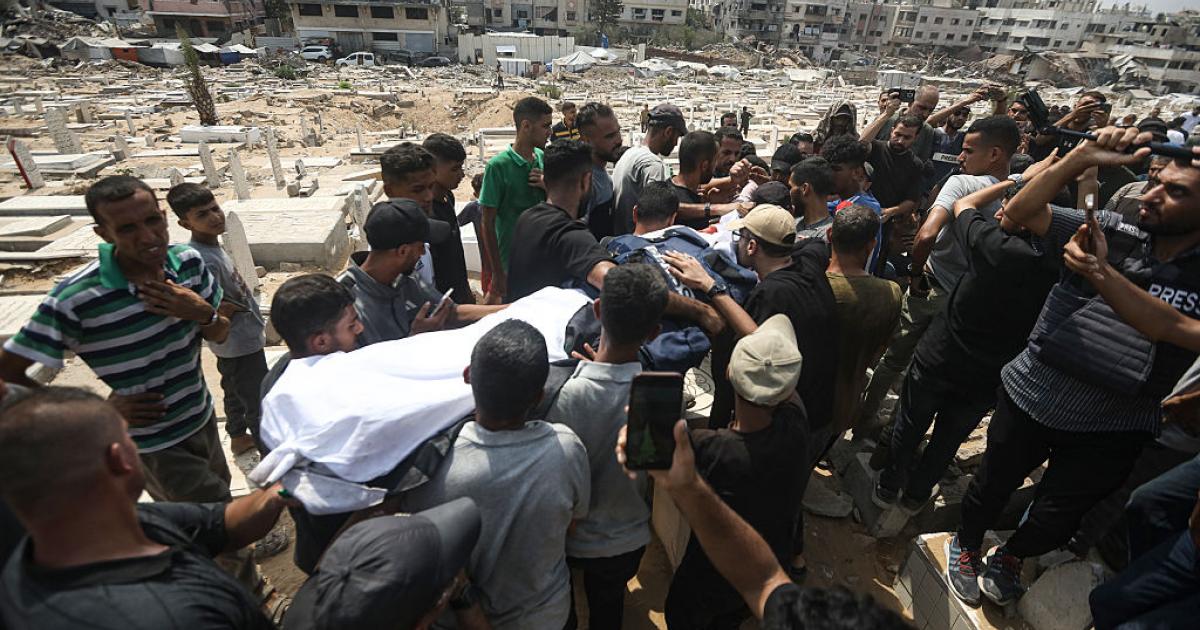Un grupo de personas traslada el cuerpo de Anas al Sharif por la Ciudad de Gaza.