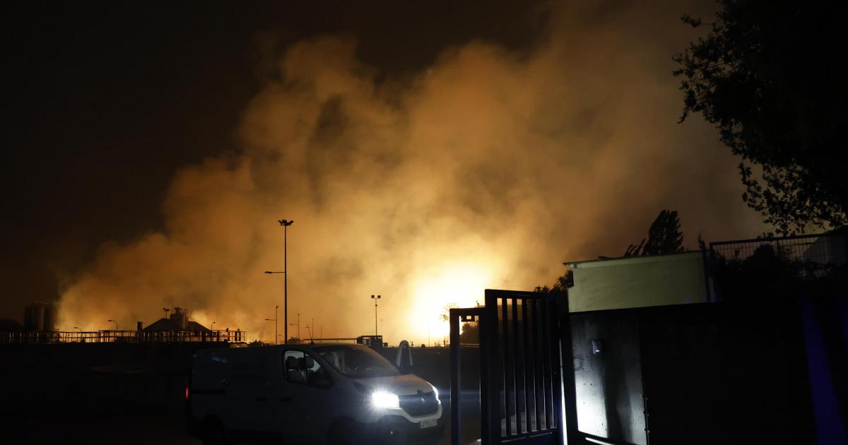 El incendio declarado en la localidad madrileña de Tres Cantos, a las puertas de la Planta de tratamiento de aguas.