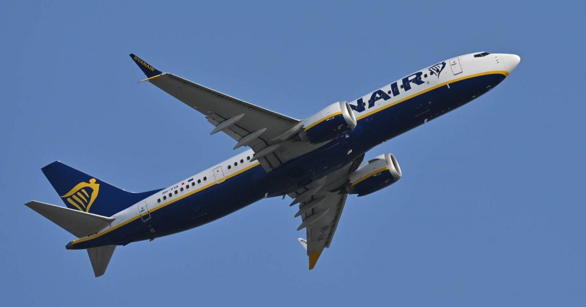 Avión de Ryanair despegando