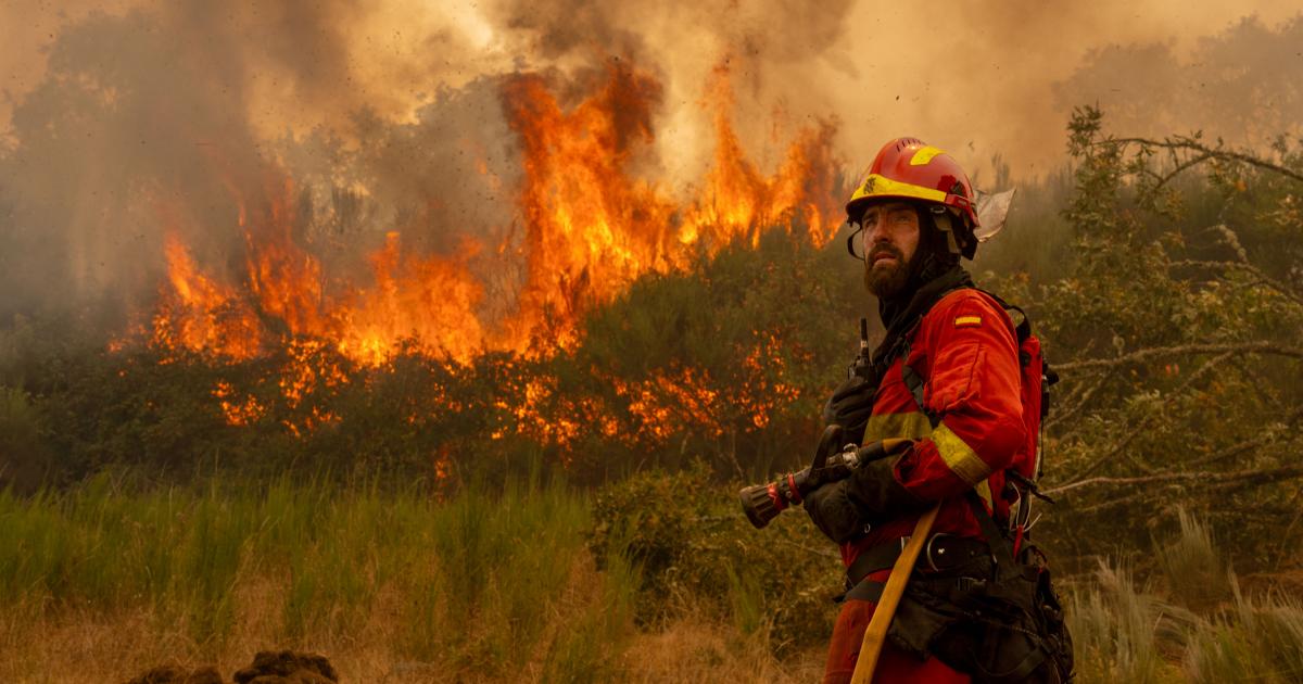 Un efectivo de la Unidad Militar de Emergencias (UME) en la localidad de A Espasa, durante el incendio forestal que permanece activo en Chandrexa de Queixa (Ourense).