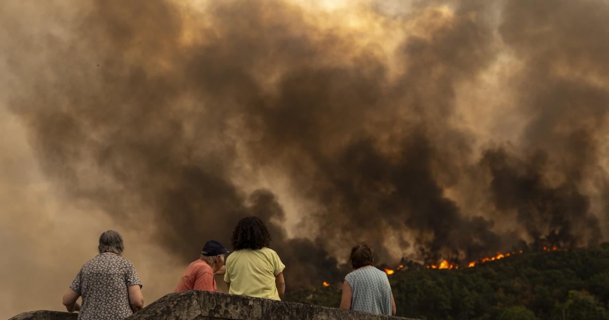 Vista del incendio forestal en Monterrei (Ourense).