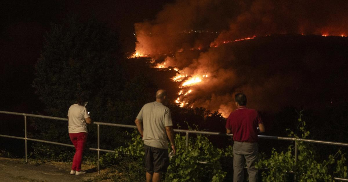 Vista del incendio que se acerca a la aldea de As Chás, en Oímbra, Ourense.
