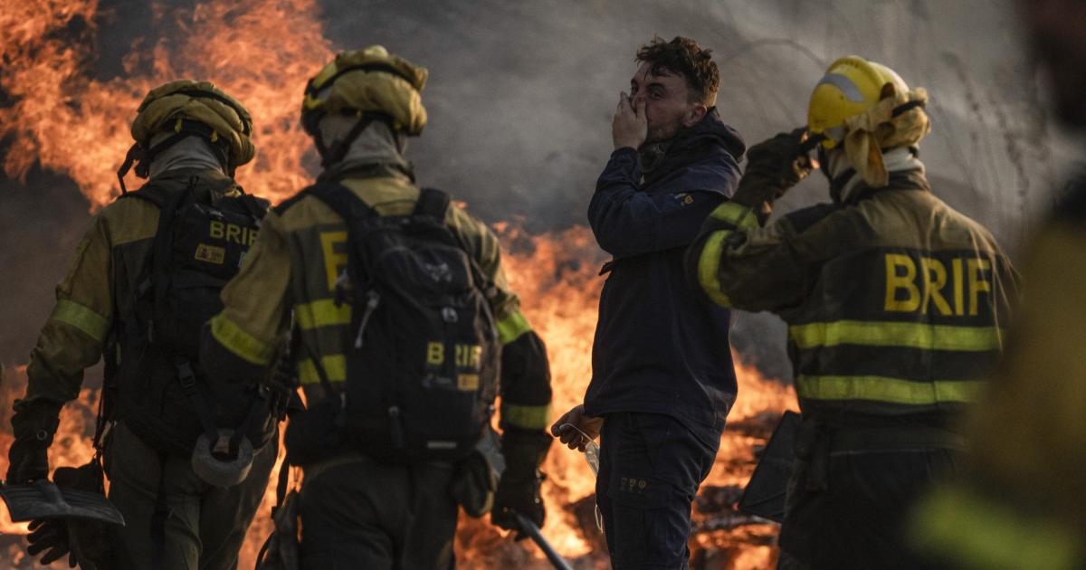 Los bomberos durante las labores de extinción del incendio que afecta al municipio de Monterrei (Ourense).