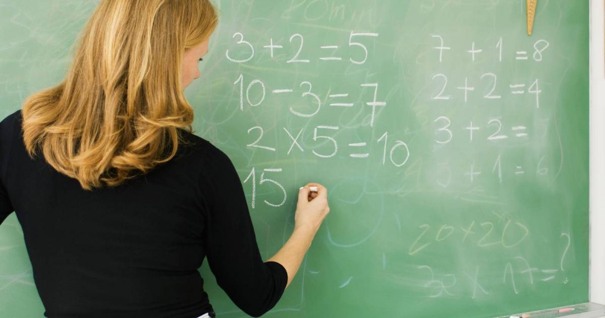 Profesora apuntando notas