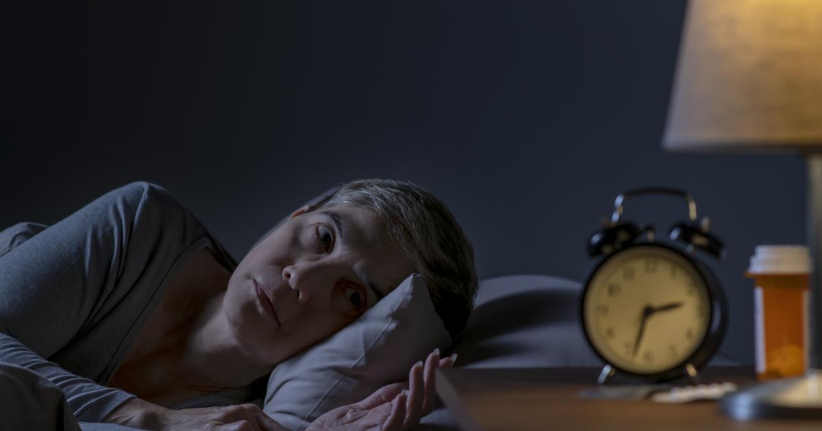 Una persona que no logra dormirse de madrugada.