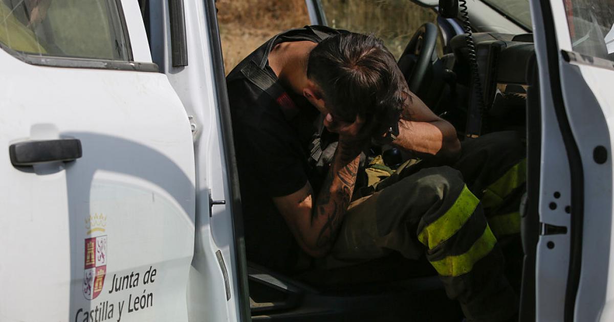 Un bombero de la BRIF durante un descanso en la lucha contra el fuego en León.
