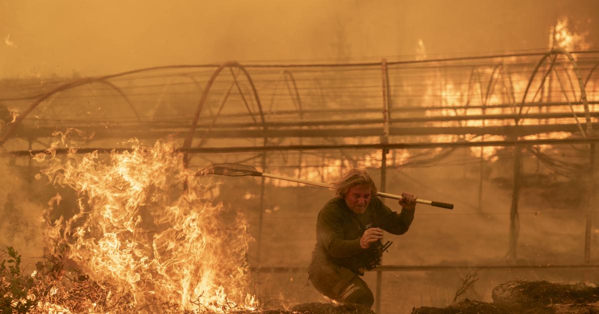 Un guarda forestal trabaja en labores de extinción del incendio forestal de Carballeda de Avia (Ourense) este domingo.