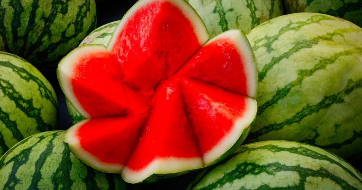 Sandía fresca y jugosa sobre un montón de otras sandías