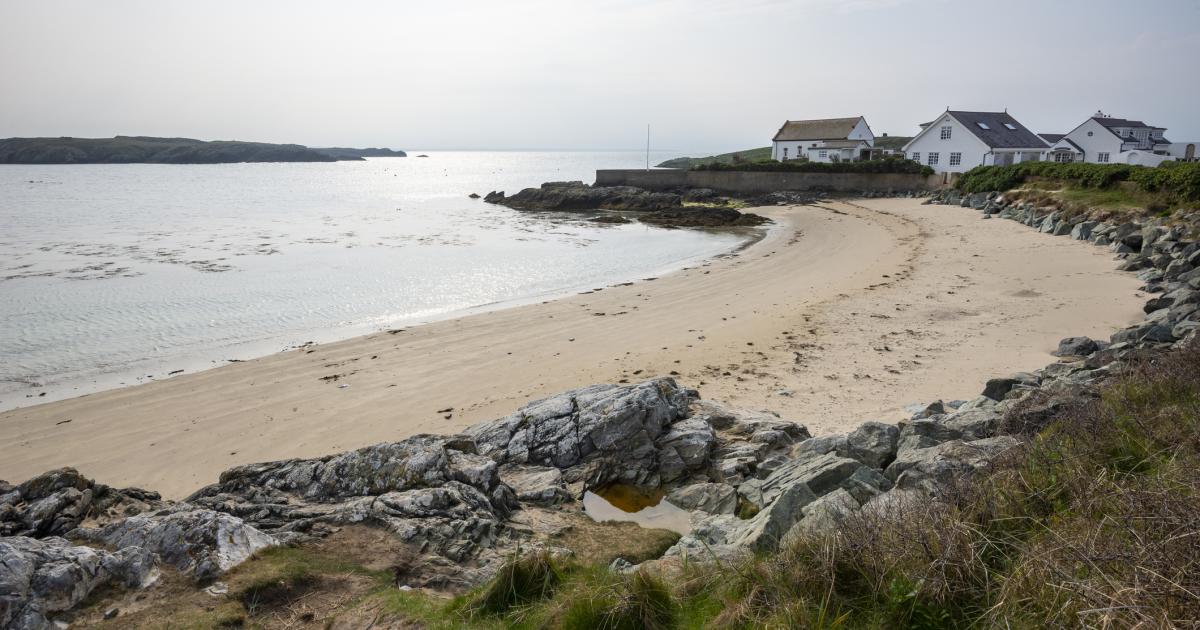 Playa de Rhoscolyn, en la isla de Anglesey (Gales), a diez minutos a pie del apartamento que el matrimonio Bailey intenta vender mediante un sorteo.