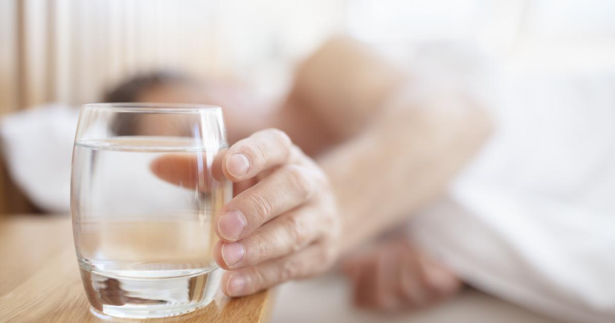 Un gesto habitual: dejar un vaso de agua en la mesilla para beber nada más despertar.