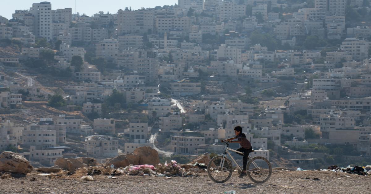 Un niño pedalea en su bicicleta en por el área de Al Eizariya, objetivo de lo planes de construcción israelíes al este de Jerusalén, que romperán la continuidad entre el norte y el sur de Cisjordania y harán aún más difícil la constitución de un Estado palestino.