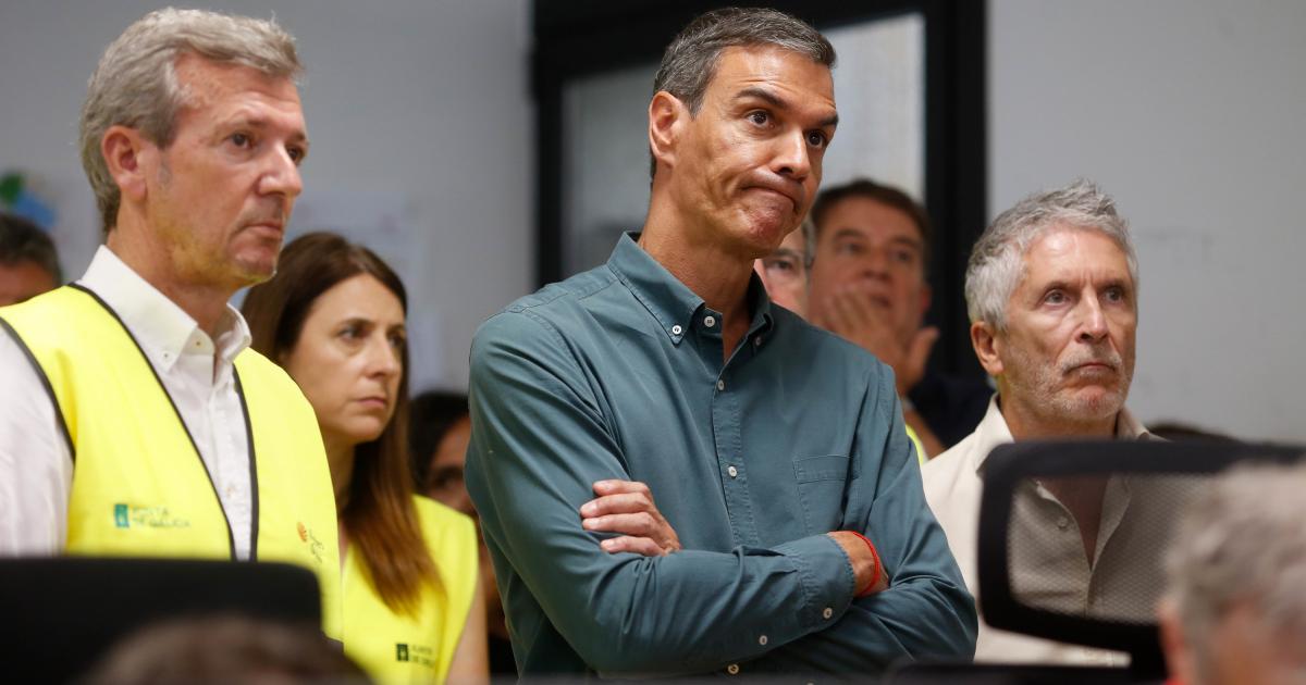 Foto del presidente de la Xunta, Alfonso Rueda, el presidente del Gobierno, Pedro Sánchez y el ministro del Interior, Fernando Grande-Marlaska, el pasado 17 de agosto.