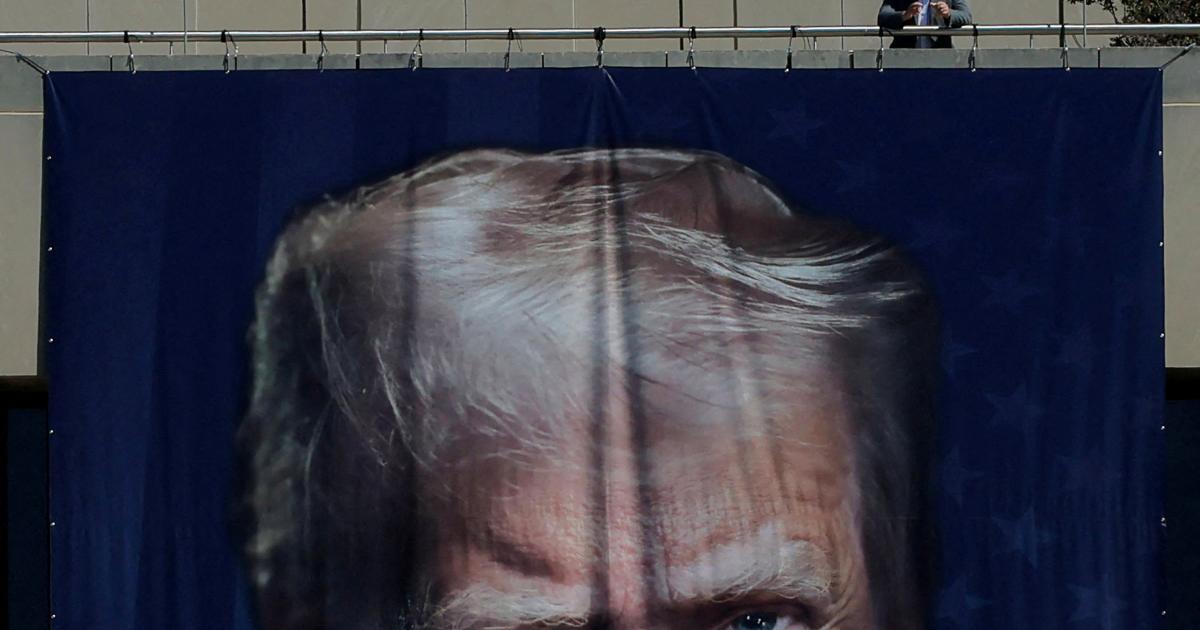 Una lona con el rostro del presidente estadounidense, Donald Trump, en la sede del Departamento de Trabajo de EEUU, en Washington DC.
