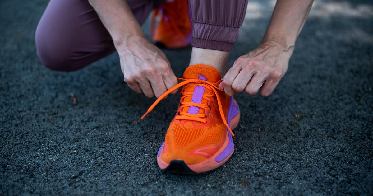 Una mujer atándose unas zapatillas de running, en una imagen de archivo