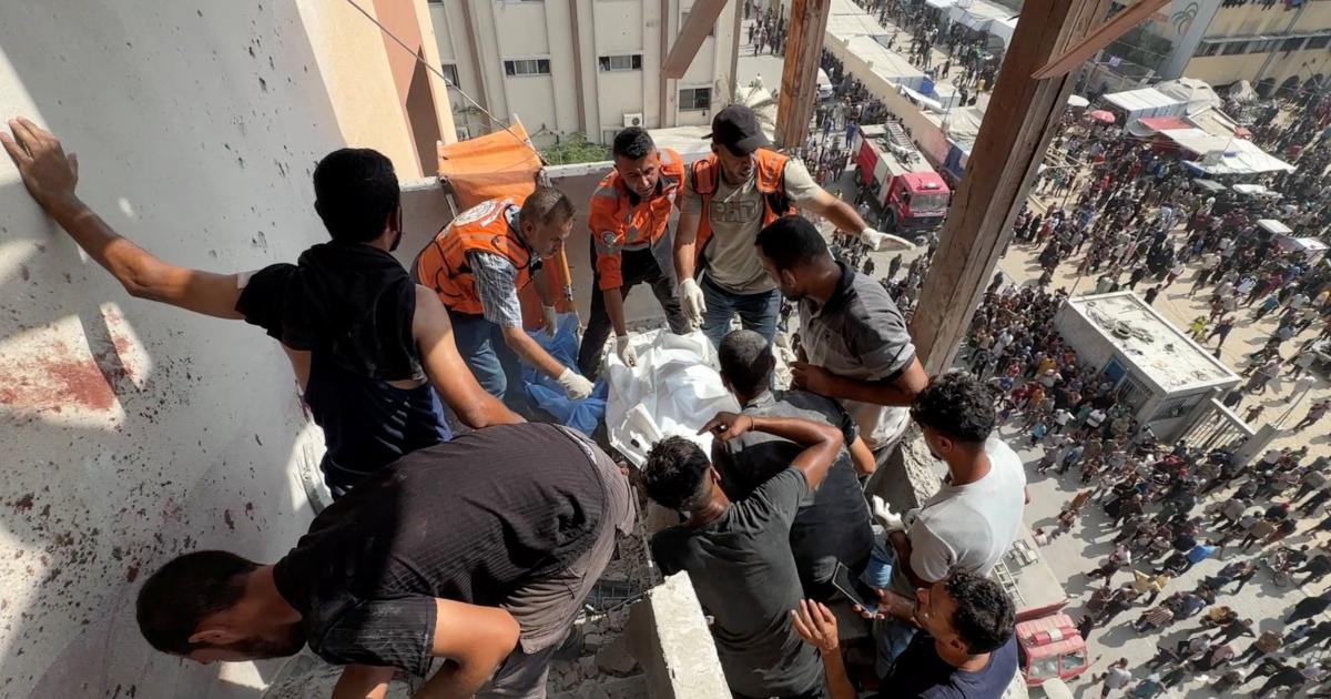 Personal de emergencias tratando de recuperar los cuerpos de periodistas asesinados bajo las bombas israelíes en el hospital Al Nasser de Ciudad de Gaza. Netanyahu vuelve a hablar de "trágico accidente".