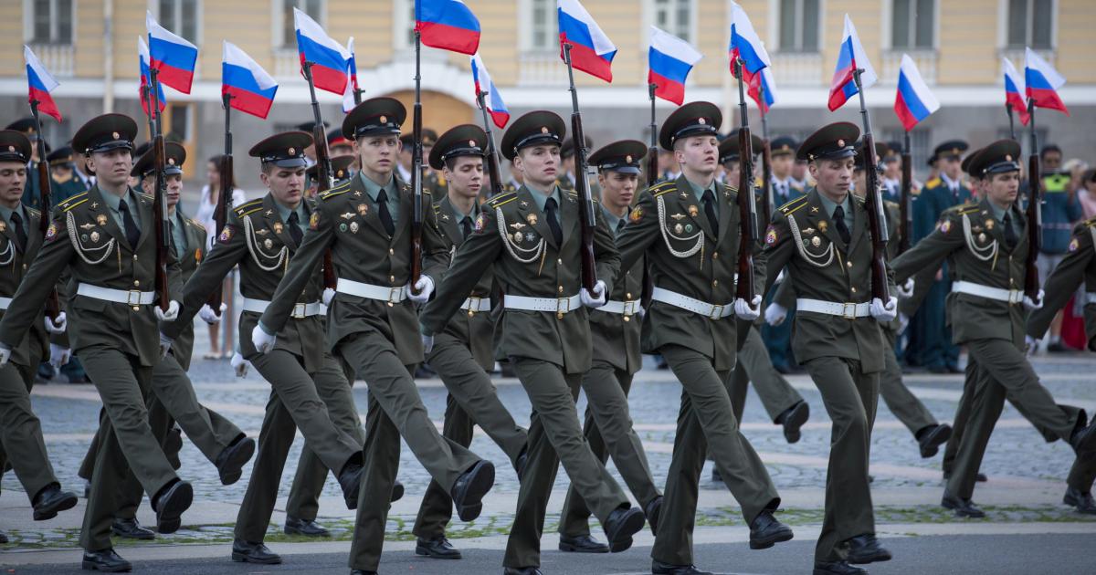 Unos jóvenes militares desfilan por las calles de San Petersburgo, en una imagen de archivo.