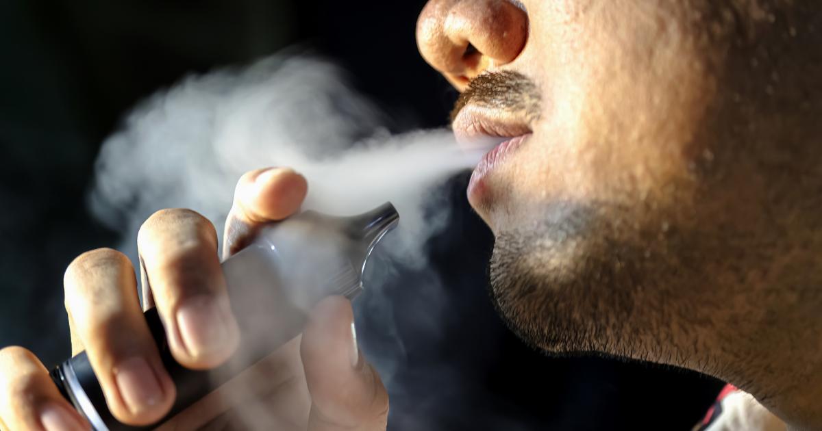 Un hombre utilizando un cigarrillo electrónico