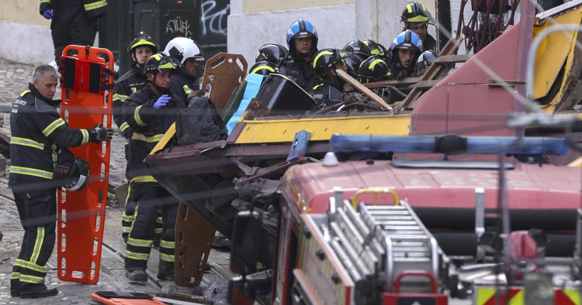 Los cuerpos de seguridad portugueses trabajan para rescatar a los afectados por el descarrilamiento de un funicular en Lisboa.