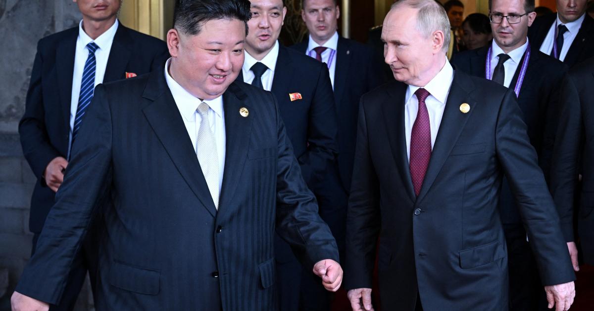 El líder supremo de Corea del Norte, Kim Jong-un, y el mandatario ruso, Vladímir Putin; acompañados de sus séquitos y guardaespaldas; durante la cumbre Organización para la Cooperación de Shanghái, en Beijing (China).