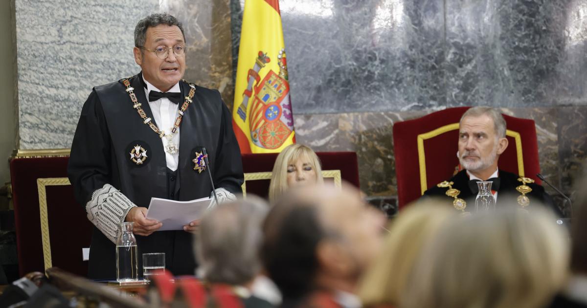 El fiscal general del Estado, Álvaro García  Ortiz (i), pronuncia un discurso en presencia del rey Felipe VI y de la presidenta del Tribunal Supremo y el Consejo General del Poder Judicial (CGPJ), Isabel Perelló, este viernes en el Tribunal Supremo durante el tradicional acto de apertura del año judicial.