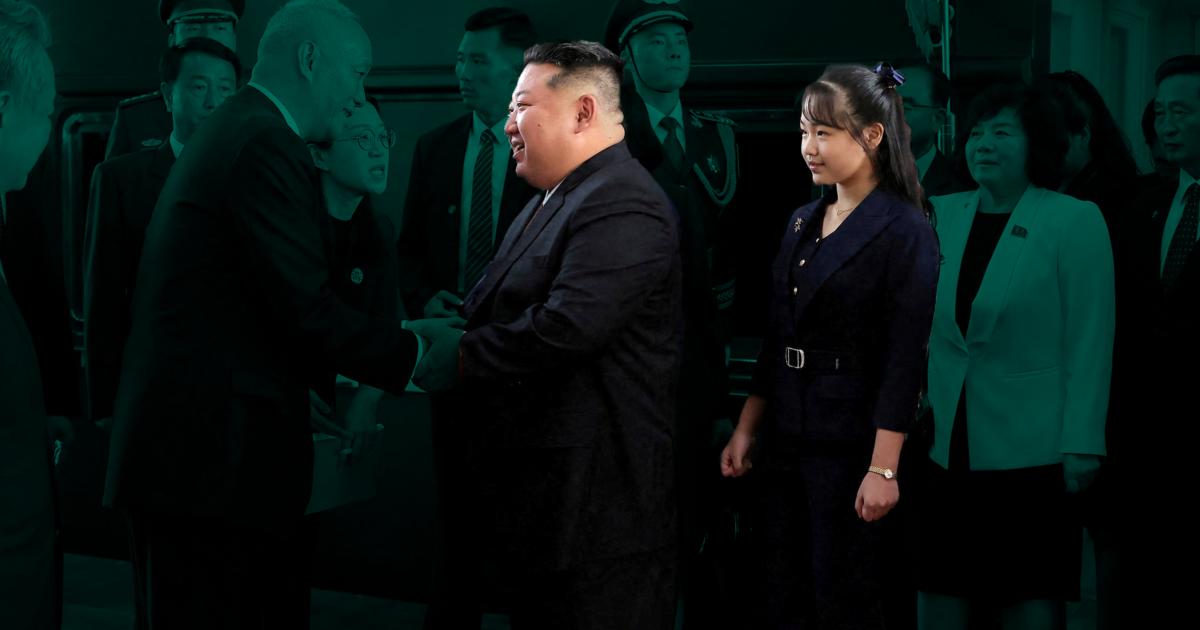 El líder supremo de Corea del Norte, Kim Jong-un, junto a su (supuesta) hija Kim Ju-ae; en su llegada a Pekín (China) para asistir a la cumbre internacional de la Organización de Cooperación de Shanghái.