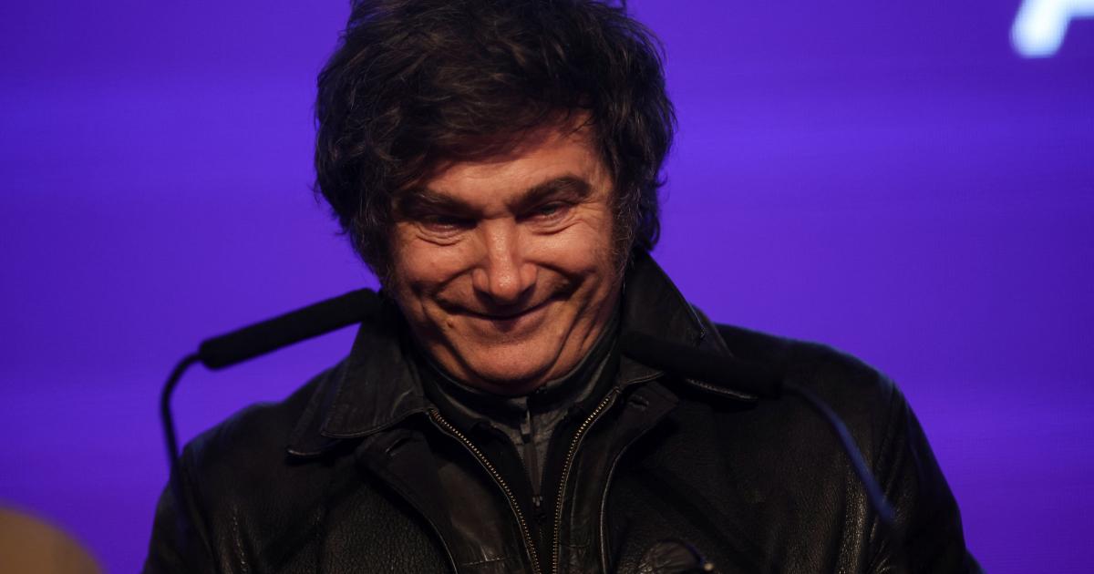 El presidente de Argentina y líder de La Libertad Avanza, Javier Milei, en su discurso de reconocimiento de la derrota ante el peronismo en las elecciones regionales de Bueno Aires; en la sede del partido en La Plata.