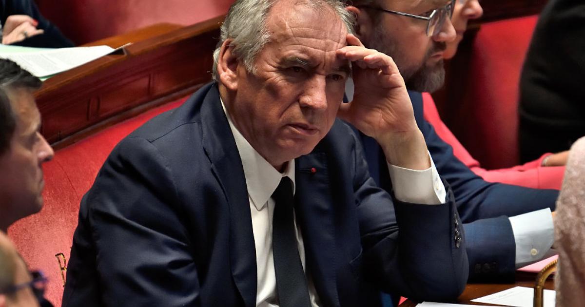 François Bayrou, con gesto muy serio en la Asamblea Nacional