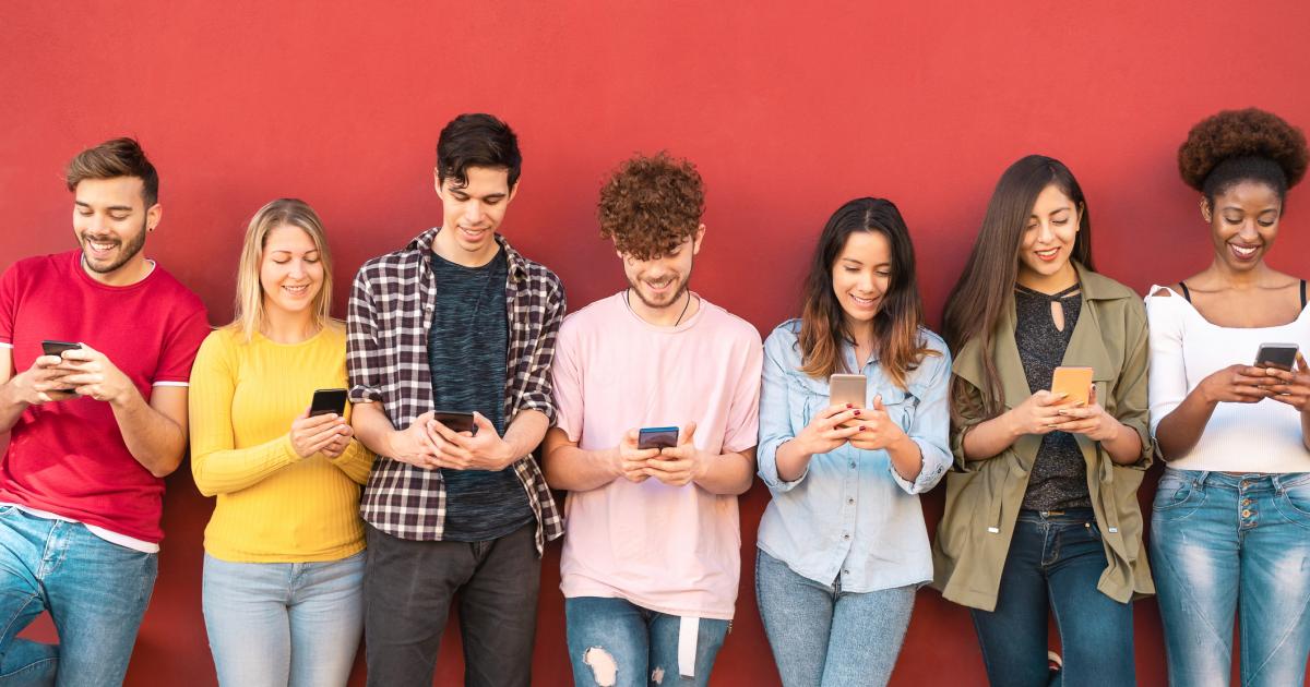Miembros de la Gen Z con sus móviles.