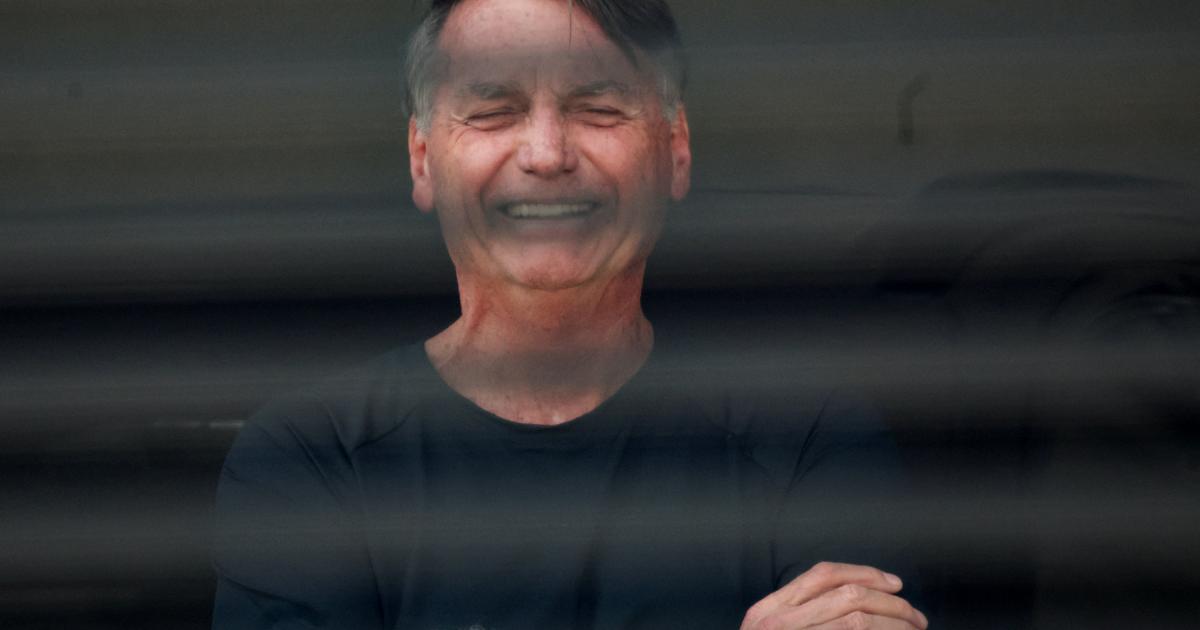 El expresidente de Brasil, Jair Bolsonaro, saluda a sus afines desde su casa de Brasilia, donde sigue en arresto domiciliario, el 14 de agosto de 2025.
