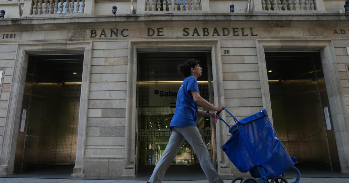 Imagen de archivo de la fachada de la sede de Banc Sabadell, (Sabadell, Barcelona, Cataluña).