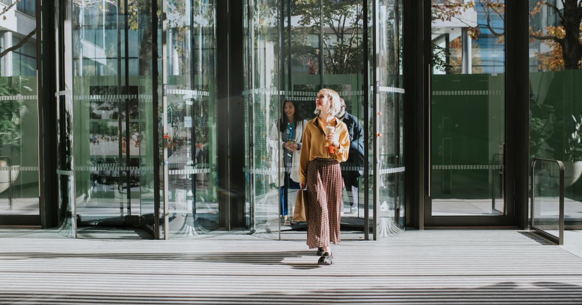 Una mujer saliendo del trabajo.