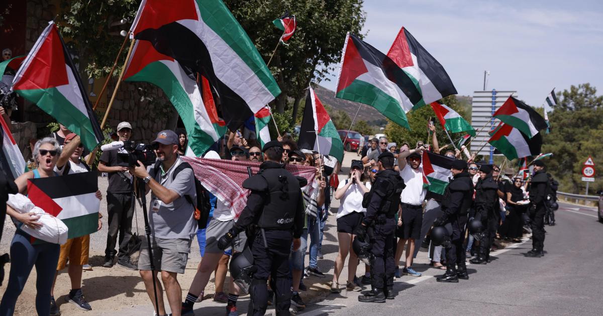 Manifestantes propalestina en el recorrido de La Vuelta, este sábado.