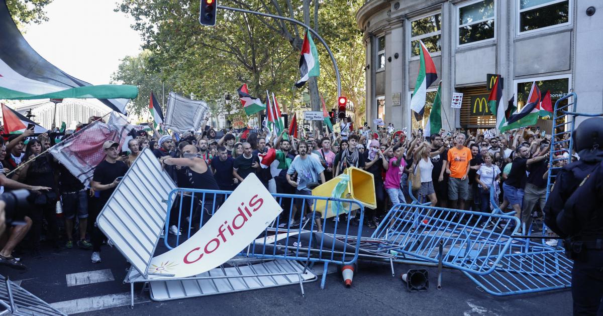 Los manifestantes propalestinos cortan el recorrido de los ciclistas en el Paseo del Prado, este domingo, durante la última etapa de la Vuelta a España.
