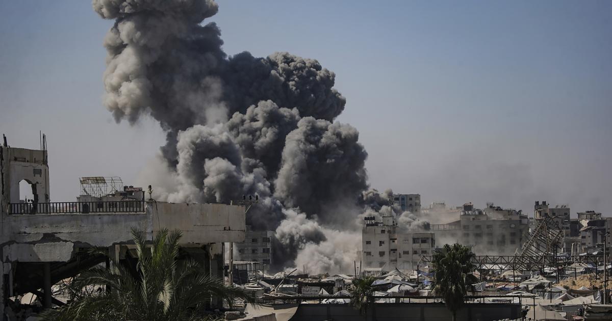 El humo se eleva en la torre Al Kawthar después de un ataque aéreo israelí en la Ciudad de Gaza, en la Franja, el 14 de septiembre de 2025.