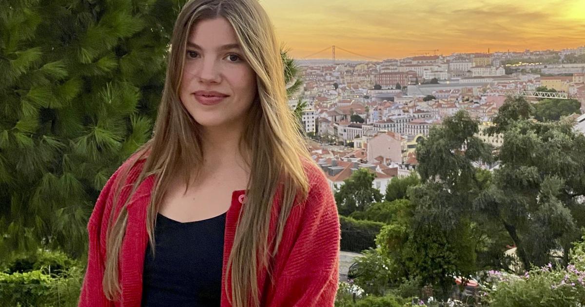 La infanta Sofía en un bello primer plano con la ciudad al fondo al atardecer.