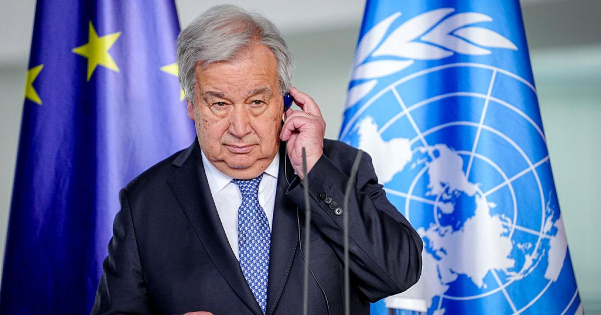 António Guterres se toca el pinganillo en una comparecencia internacional