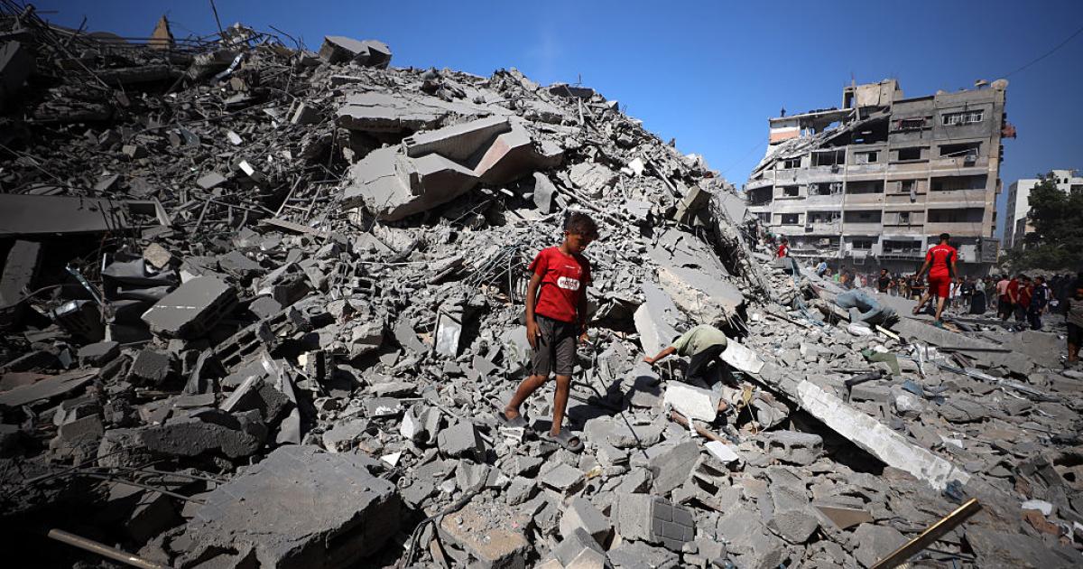 Devastación y búsqueda entre las ruinas de un edificio en Ciudad de Gaza