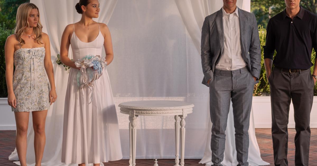 Los personajes de Taylor, Belly, Jeremiah y Conrad en de las escenas cruciales de la tercera temporada de 'El verano en que me enamoré'.