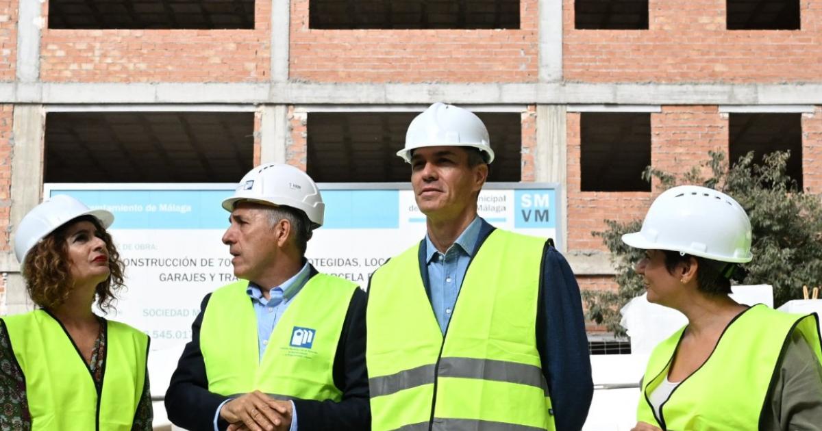 El presidente del Gobierno, Pedro Sánchez, visitando las obras de una promoción con 530 viviendas de alquiler asequible en Málaga.