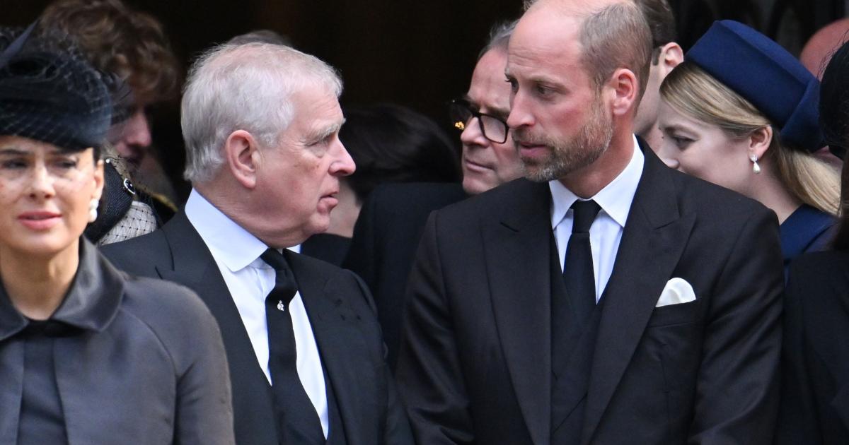 El príncipe Guillermo escucha al príncipe Andrés en el funeral de la duquesa de Kent